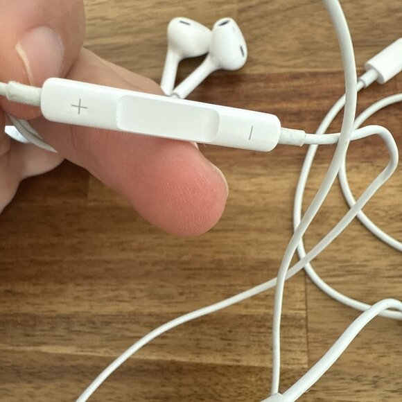 Apple EarPods with Lightning Connector In Ear Canal Headset - White OEM Tested - Picture 4 of 7
